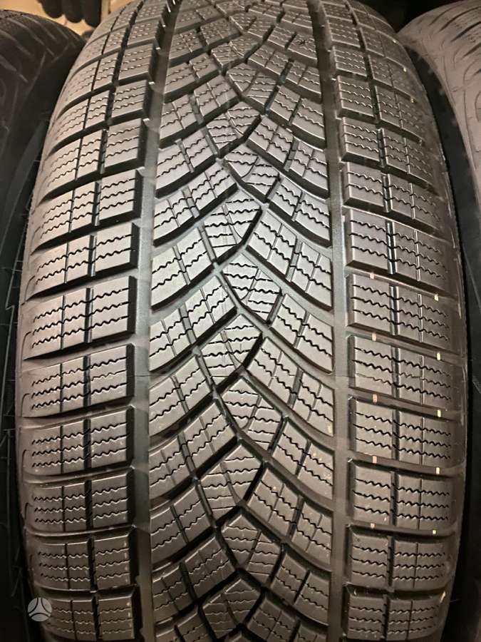 Goodyear Ultragrip performance, winter 255/55 R19