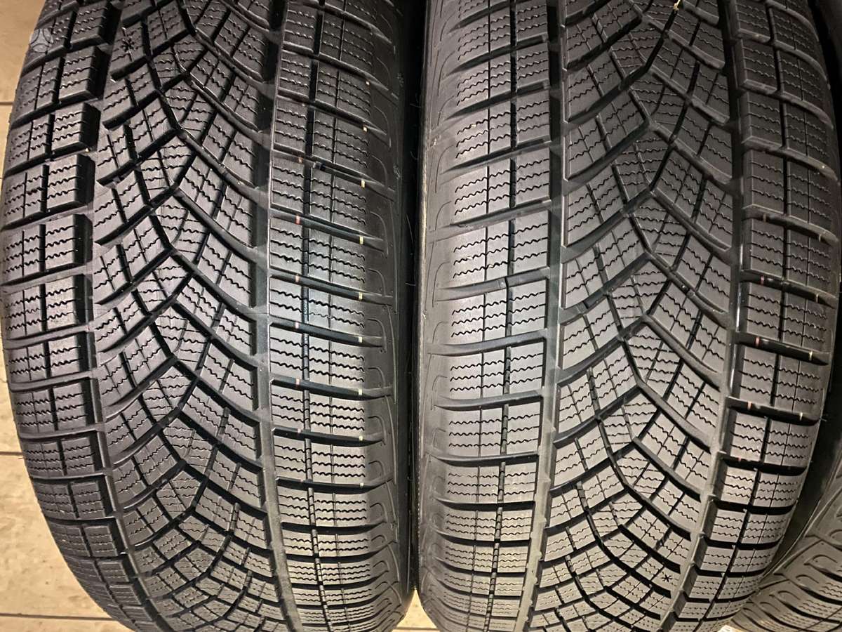 Goodyear Ultragrip performance, winter 255/55 R19