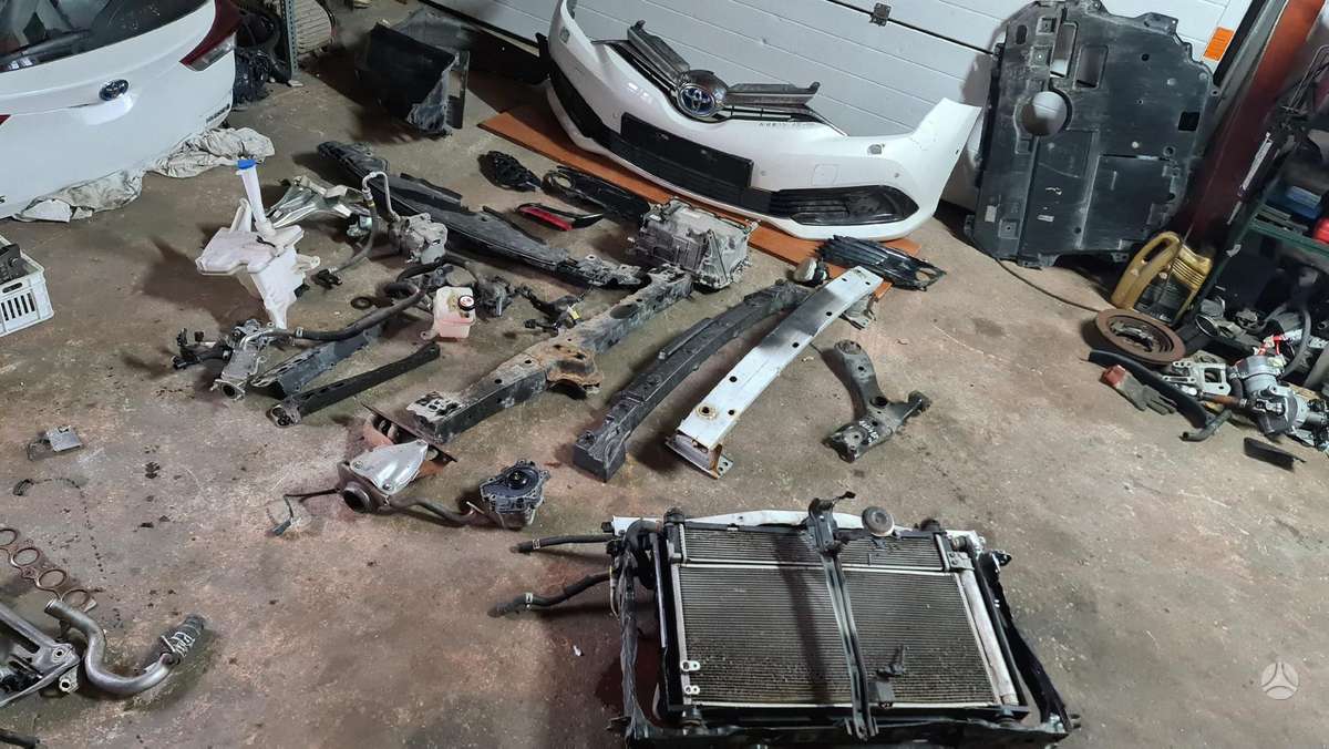 Toyota Auris kėbulo dalys