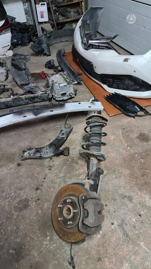 Toyota Auris kėbulo dalys