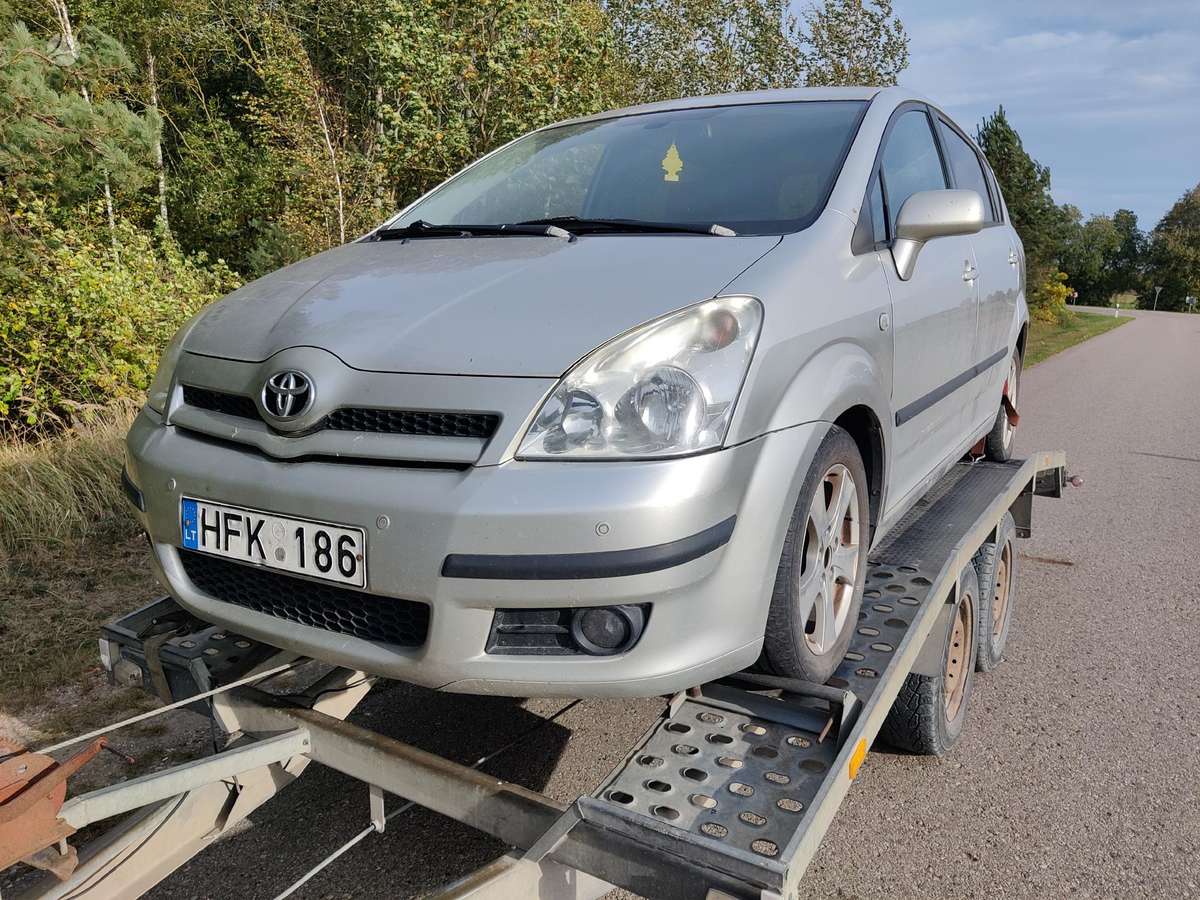 Toyota Corolla Verso по частям. Variklis dalimis