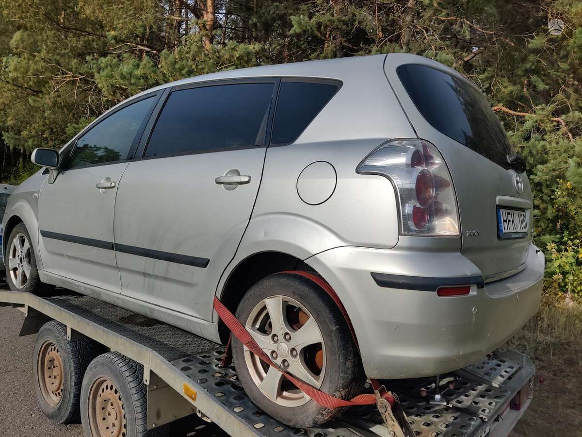 Toyota Corolla Verso по частям. Variklis dalimis