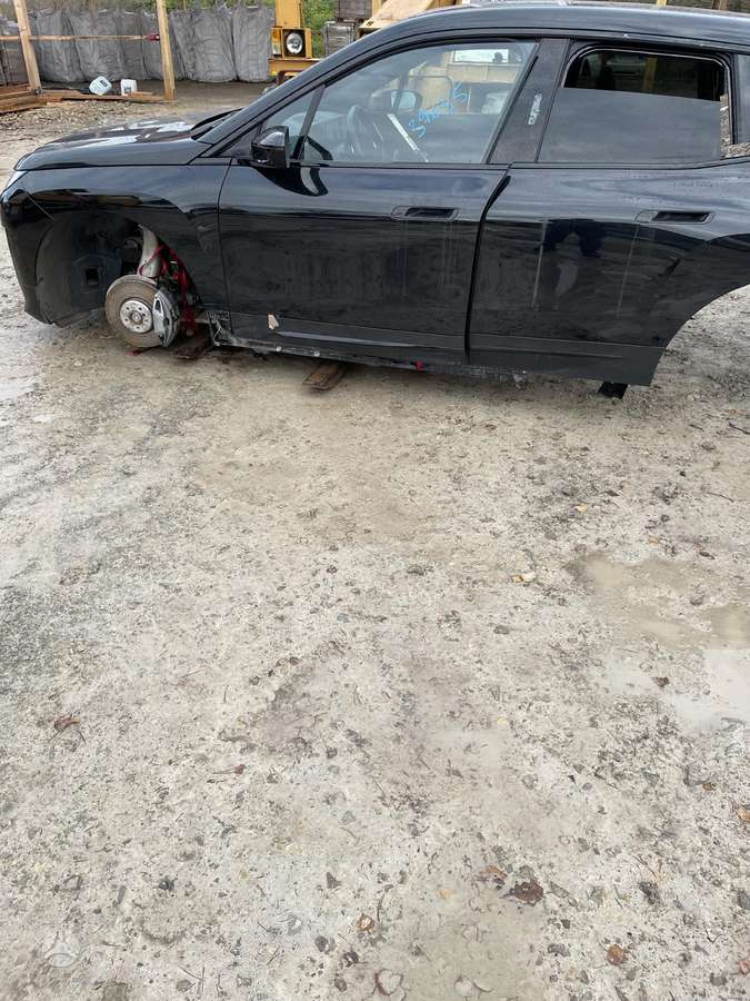 BMW iX по частям.
