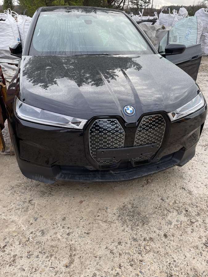 BMW iX dalimis.