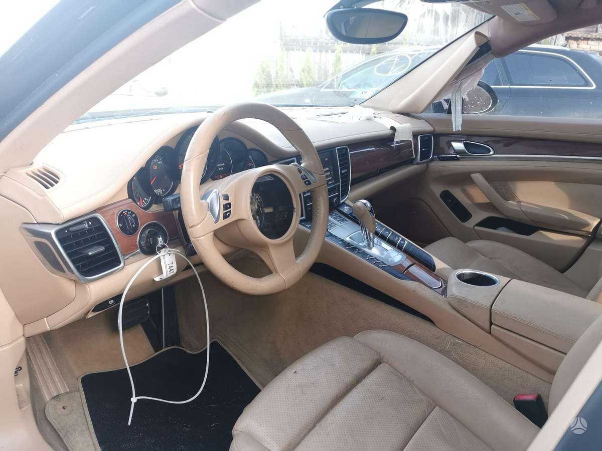 Porsche Panamera dalimis