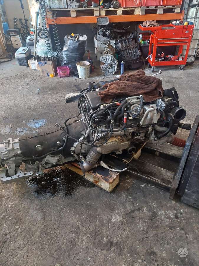 BMW 740 variklio detalės