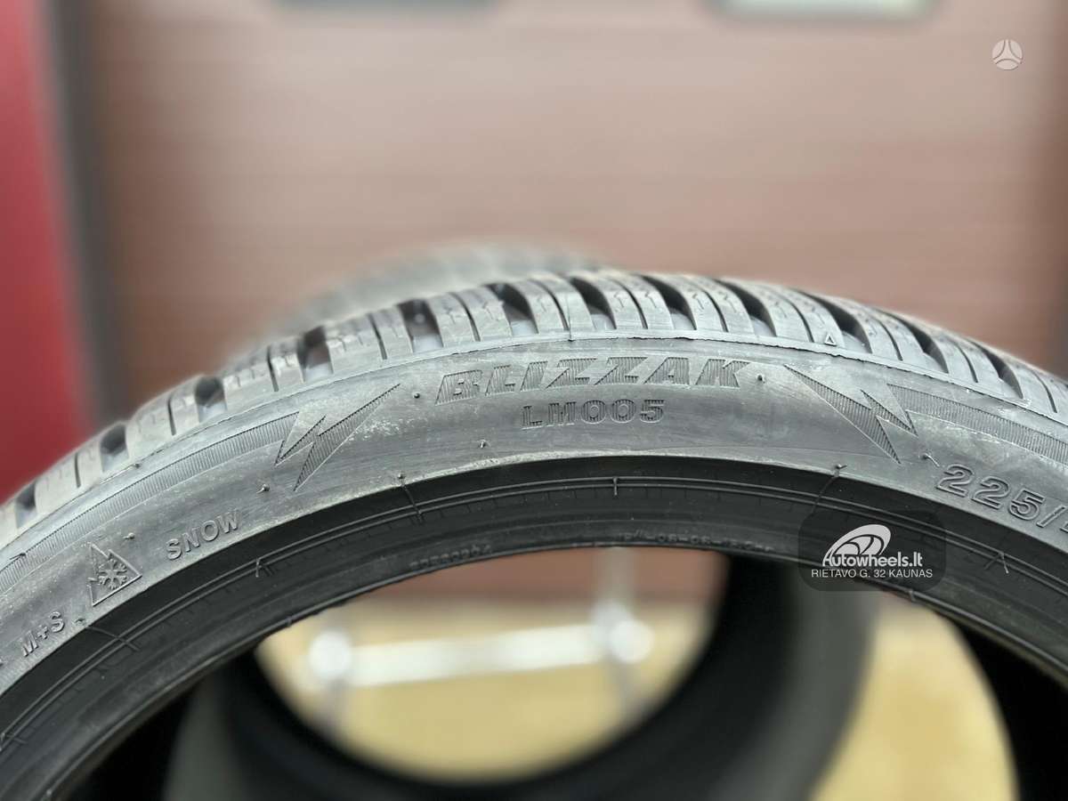 Bridgestone Blizzak LM005, зимние 225/40 R19