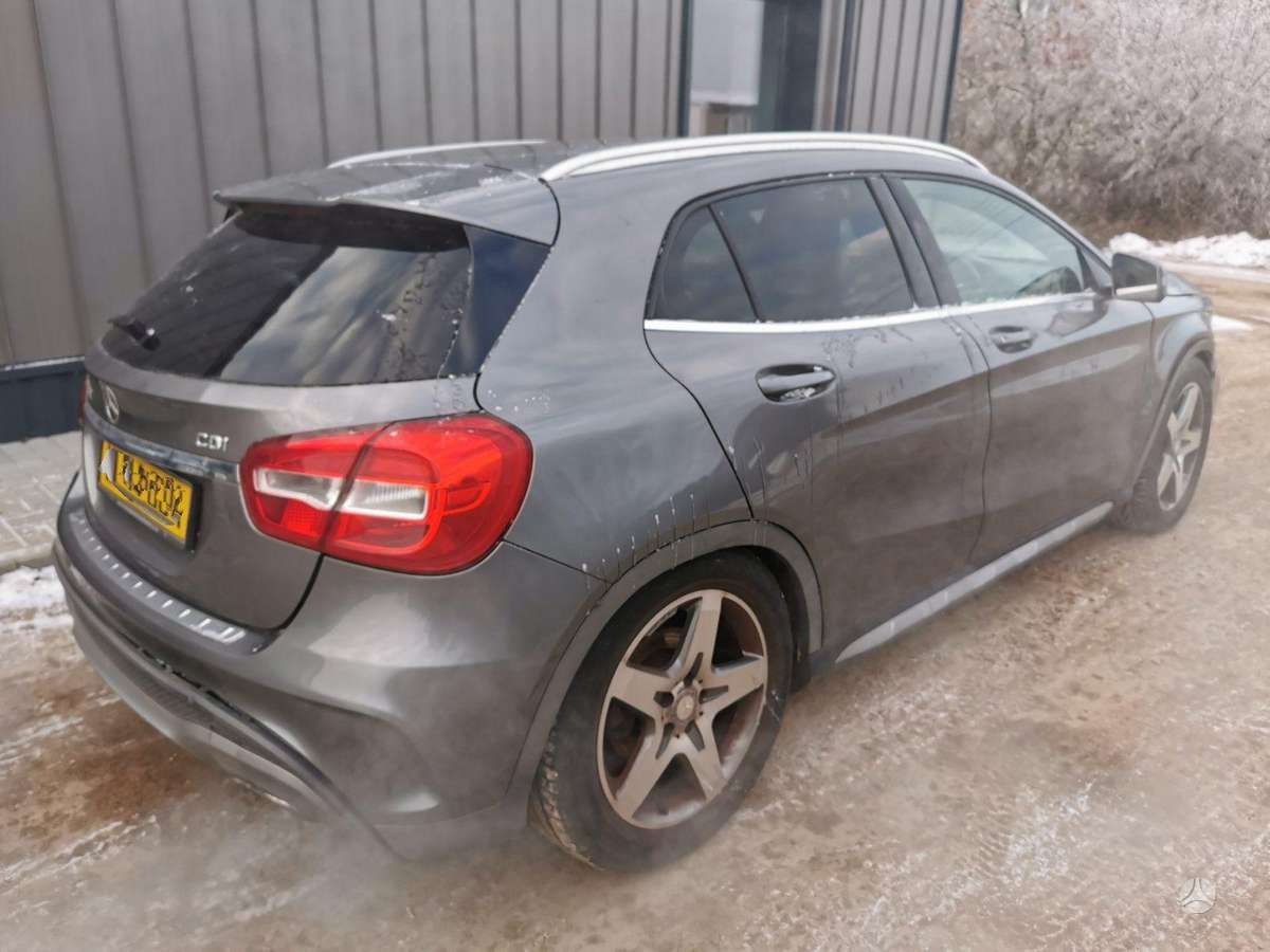 Mercedes-Benz GLA200 dalimis