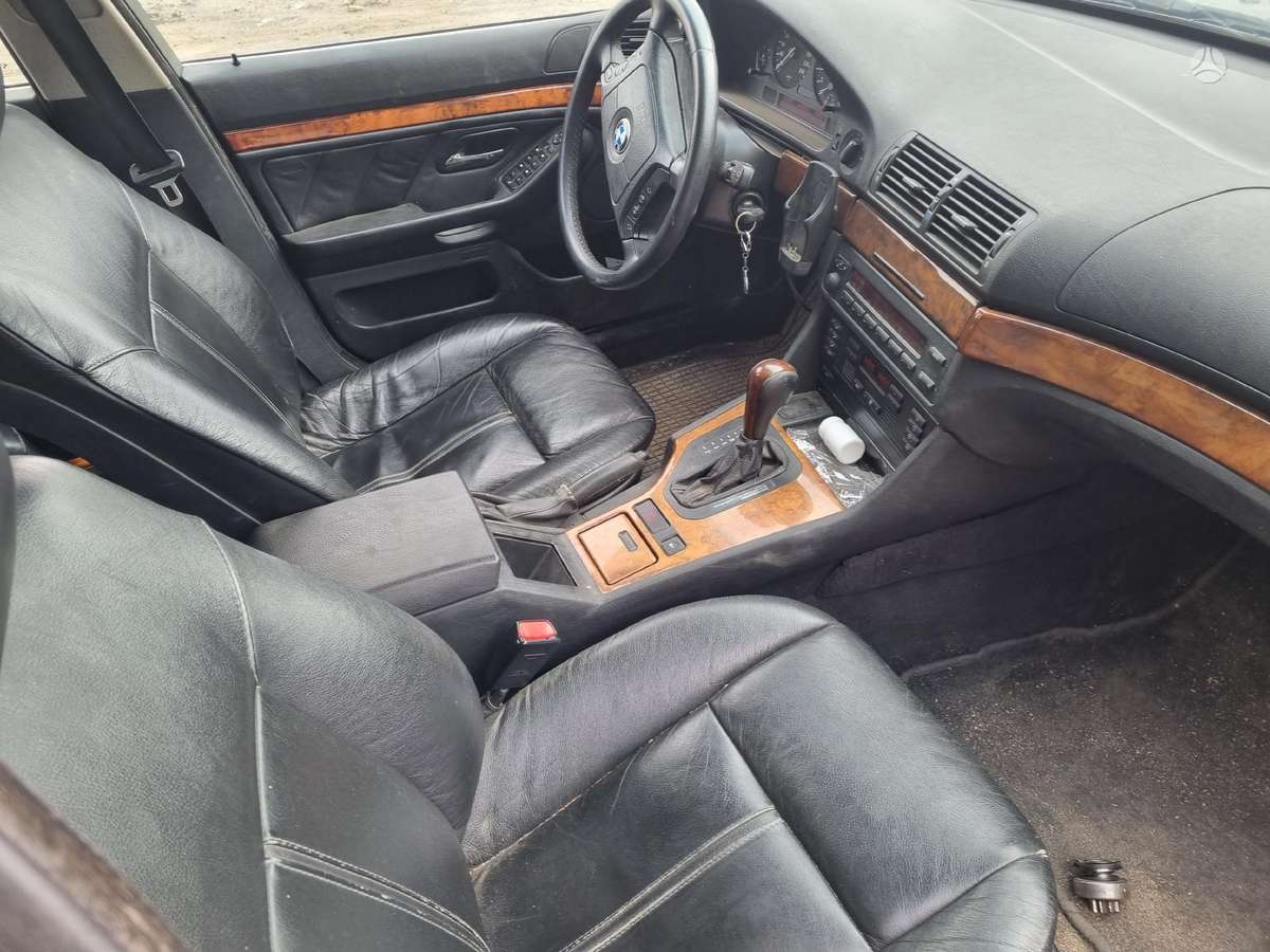 BMW 525 Taipat ir perkam b m w markes auto