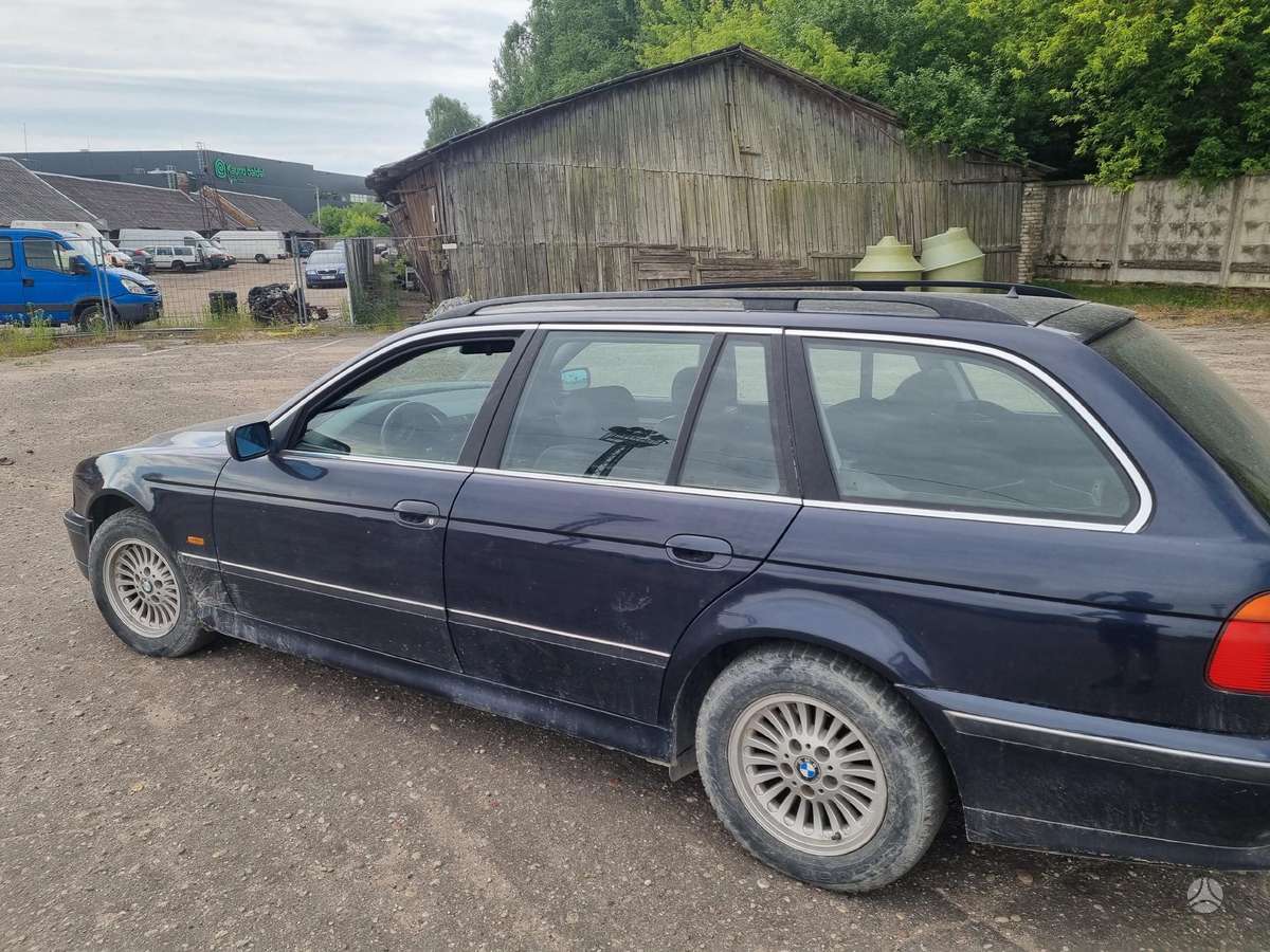 BMW 525 Taipat ir perkam b m w markes auto