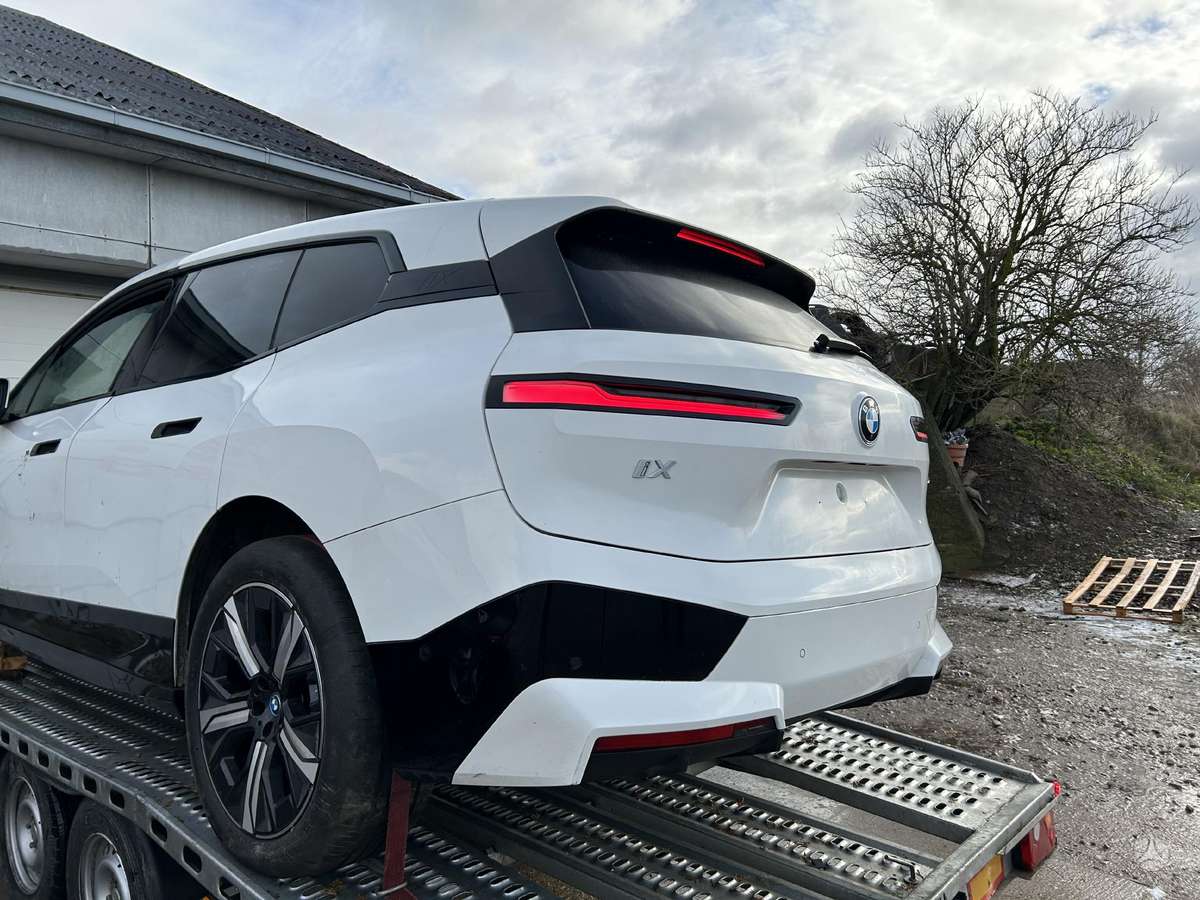 BMW iX