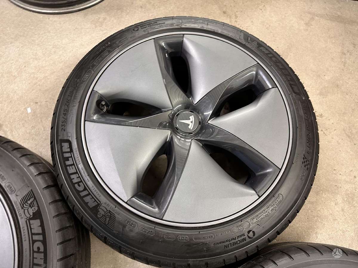 TESLA Model 3 original, light alloy, R18