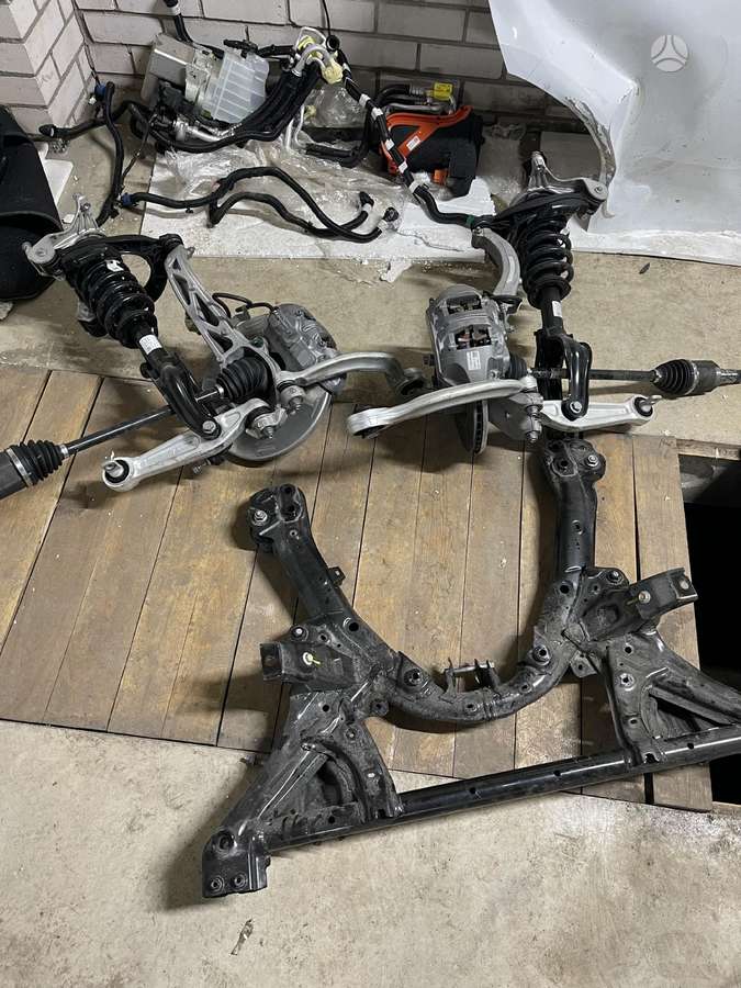 Tesla Model Y šasijas detaļas
