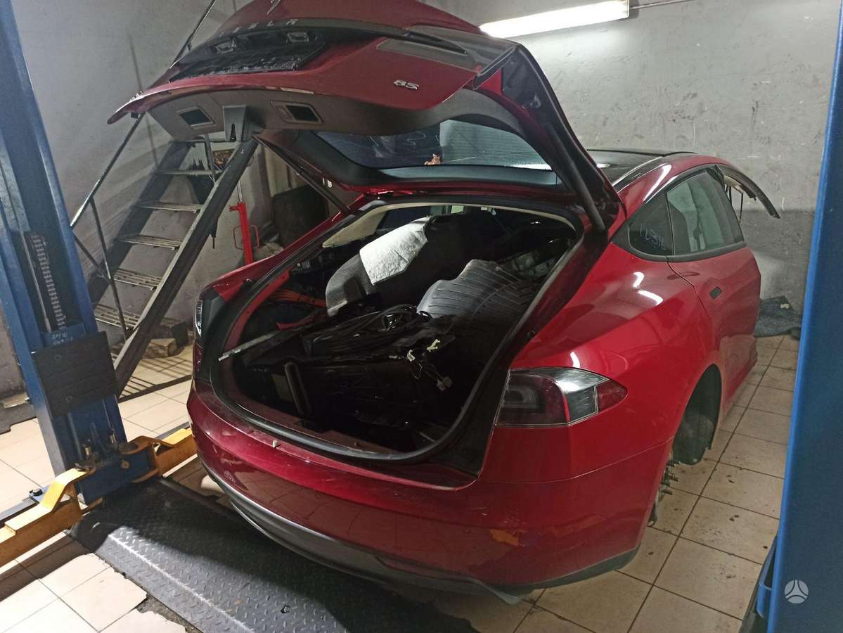 Tesla Model S по частям