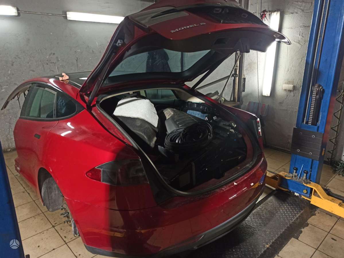 Tesla Model S по частям