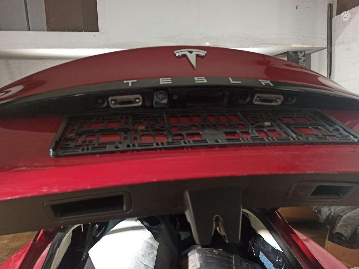Tesla Model S по частям