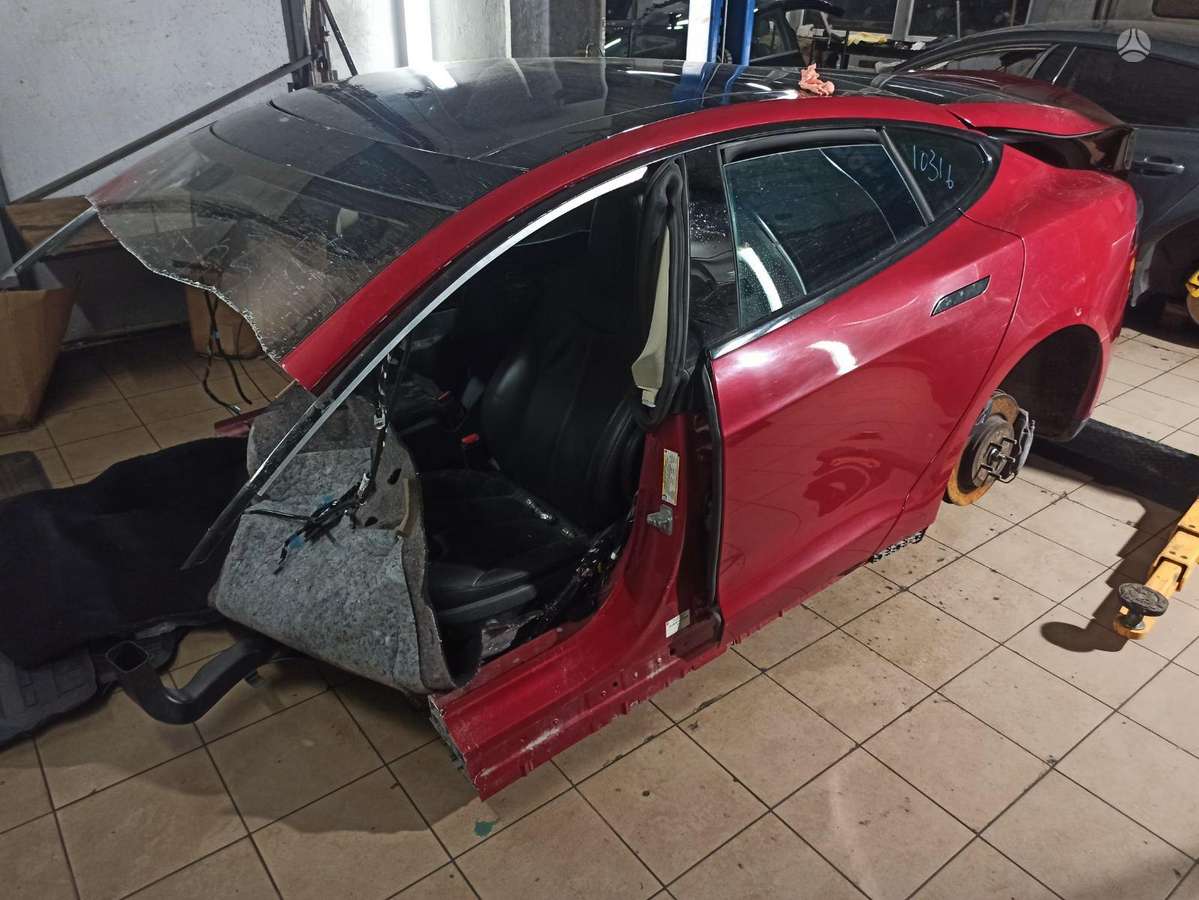 Tesla Model S по частям