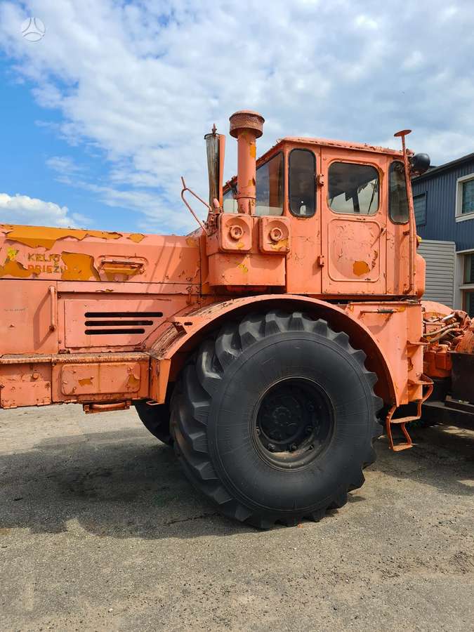 Kirowec K-701, tractors