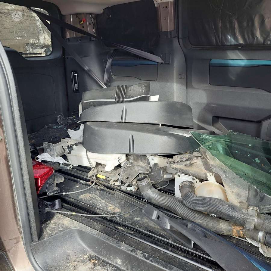 Peugeot Traveller interior parts