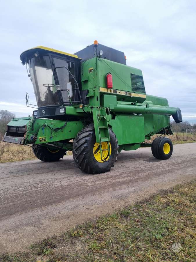 John Deere 1085, kombainai
