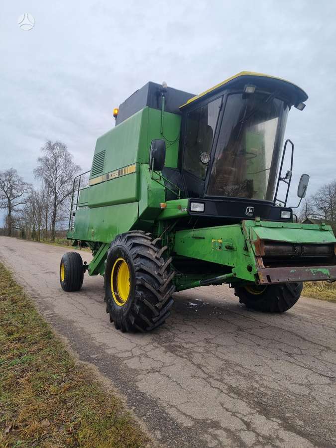 John Deere 1085, kombainai