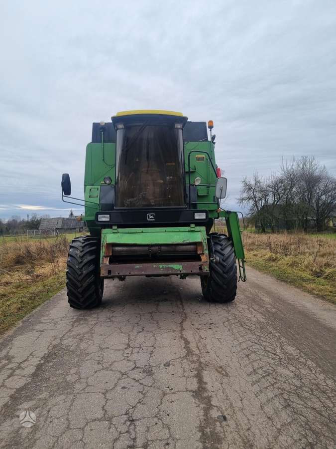 John Deere 1085, kombainai