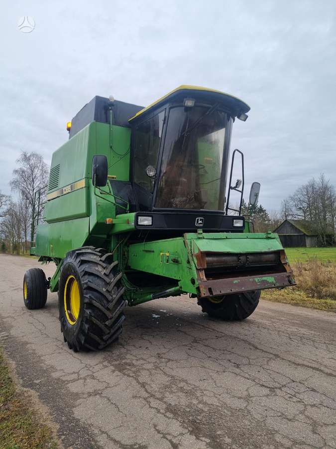 John Deere 1085, kombainai