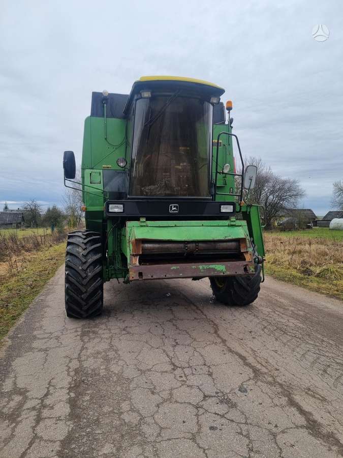 John Deere 1085, kombainai