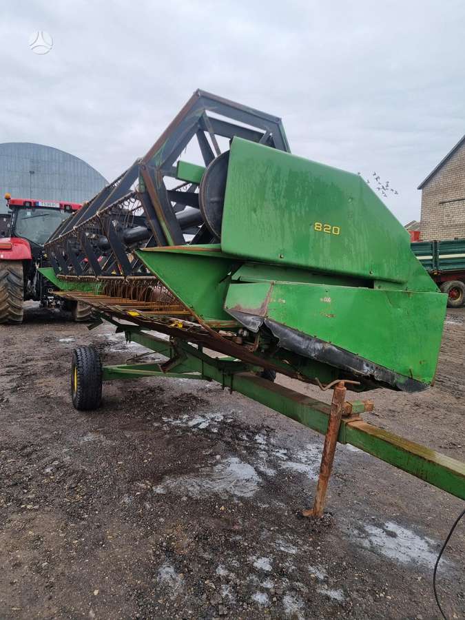 John Deere 1085, kombainai
