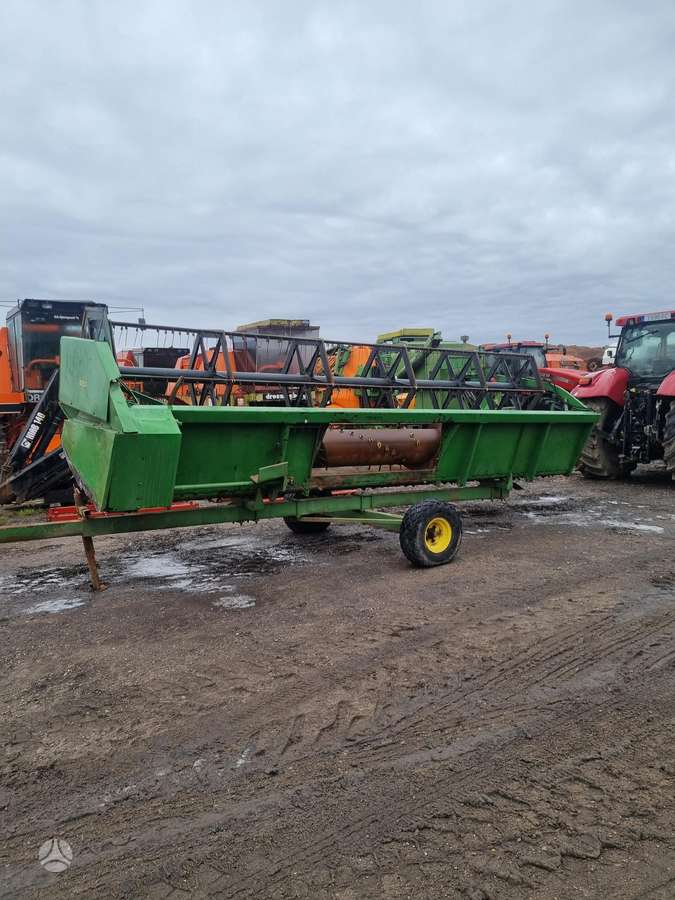 John Deere 1085, kombainai