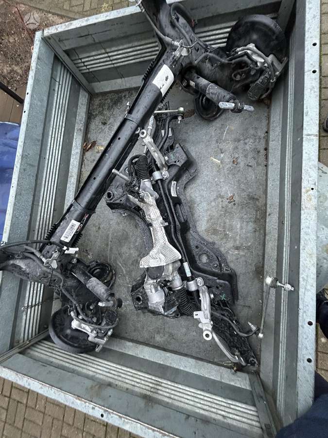 Citroen Berlingo dalimis. Traversas vairo kolonėlė