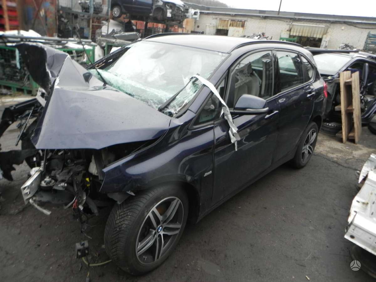 BMW 214 Active Tourer dalimis