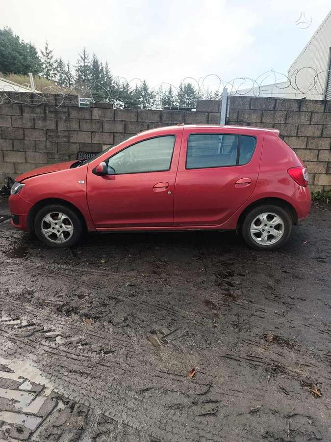 Dacia Sandero dalimis