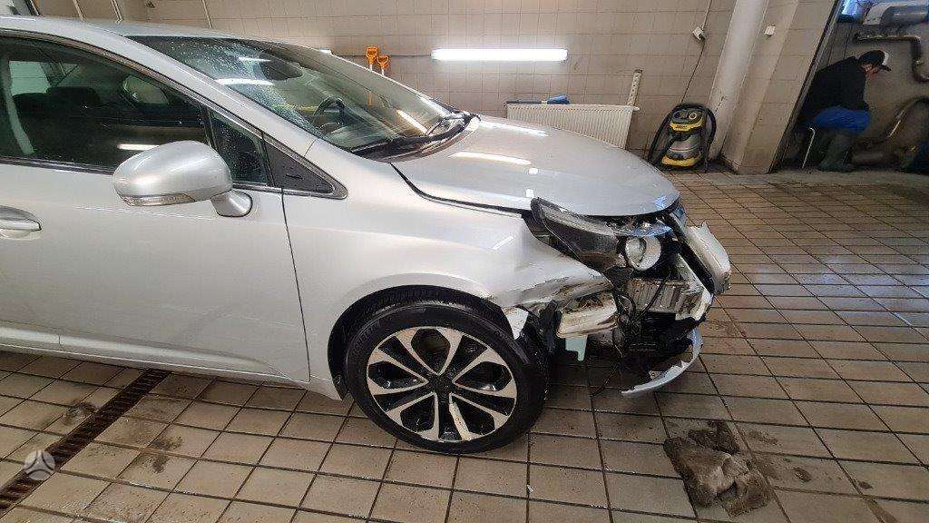 Toyota Avensis по частям. Dalimis