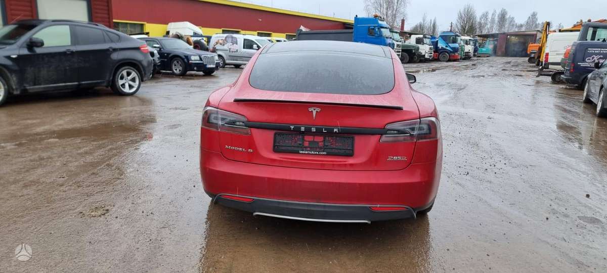 Tesla Model S, sedanas