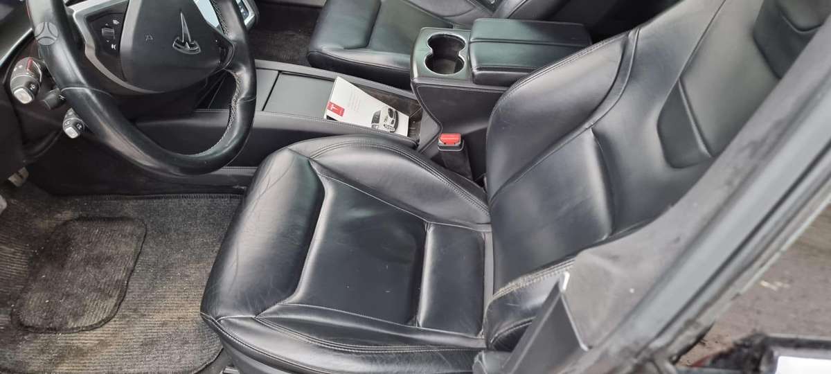 Tesla Model S, Седан