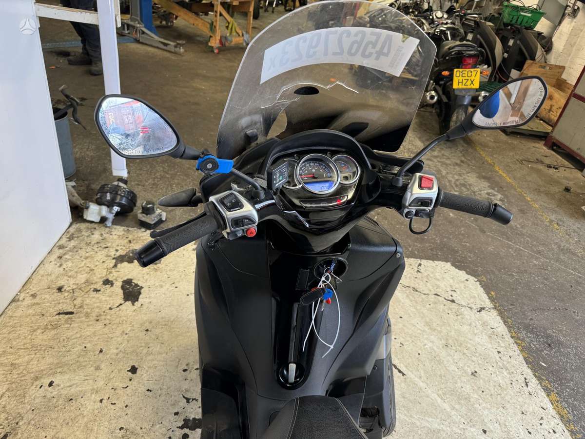 Piaggio MP3, scooters / mopeds