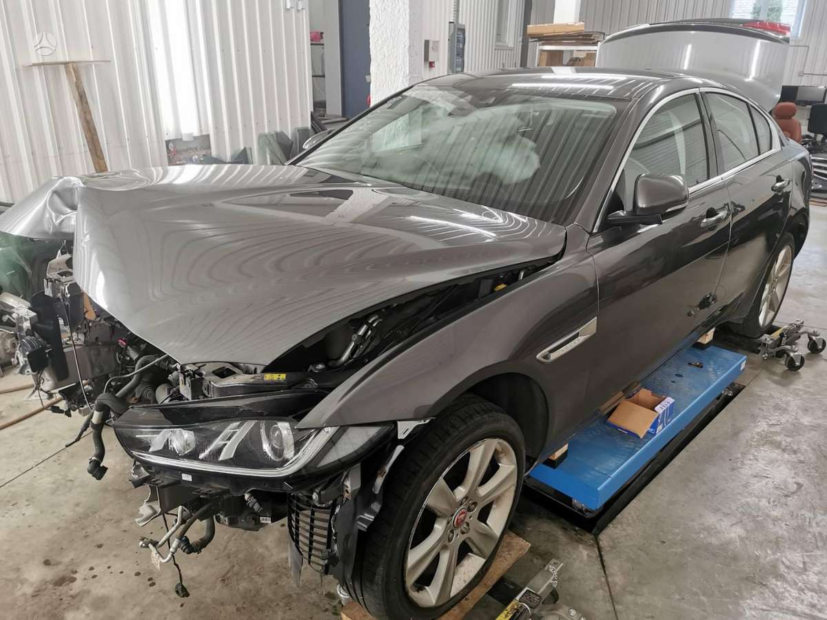 Jaguar XE по частям