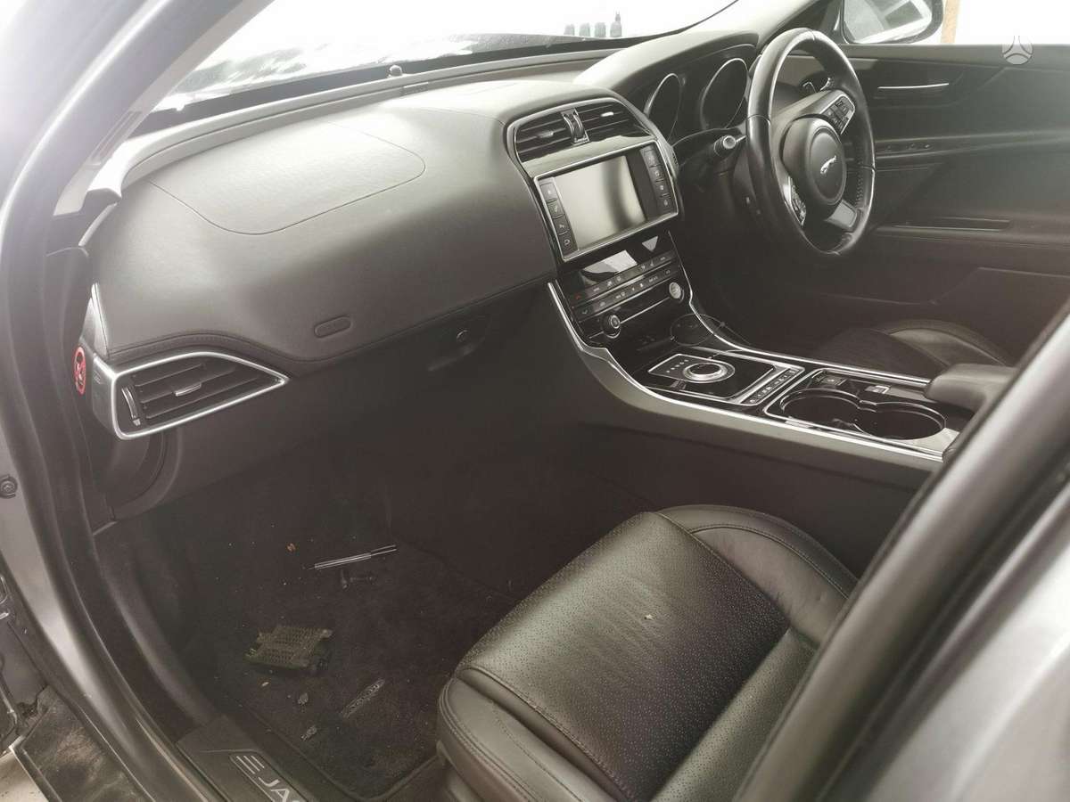 Jaguar XE dalimis