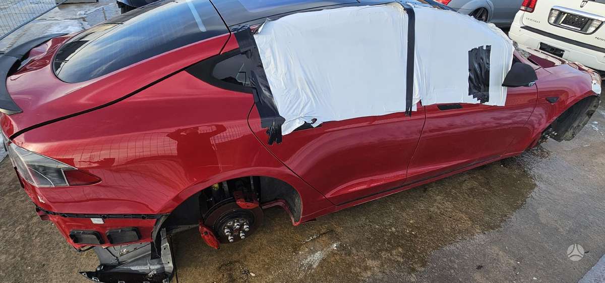 Tesla Model S dalimis. Perfomance