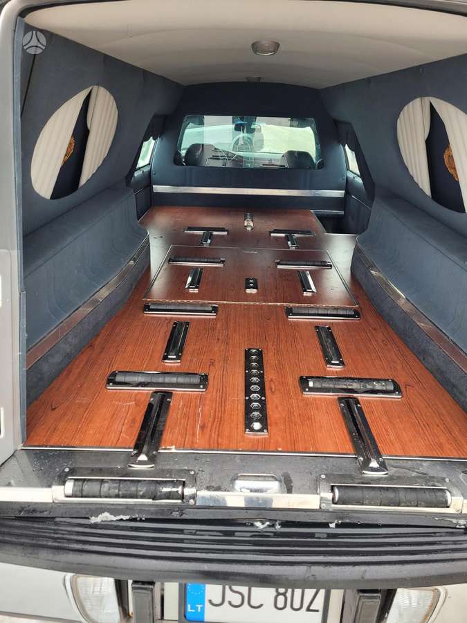 -Kita- Cadillac Deville, autokatafalkai