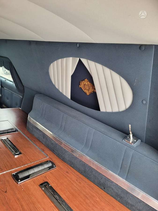 -Kita- Cadillac Deville, autokatafalkai