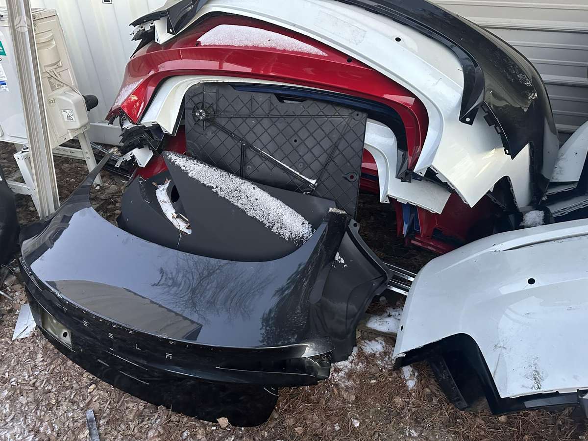 Tesla Model Y rezerves daļās