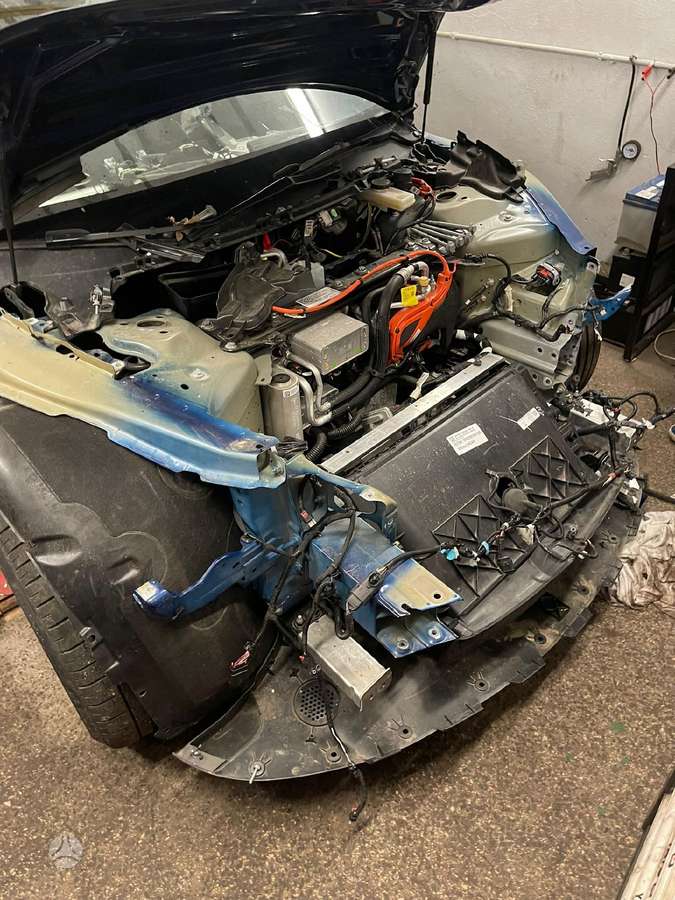 Tesla Model Y dalimis