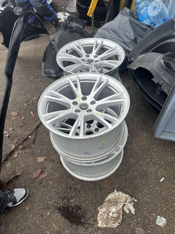 Tesla Model Y dalimis