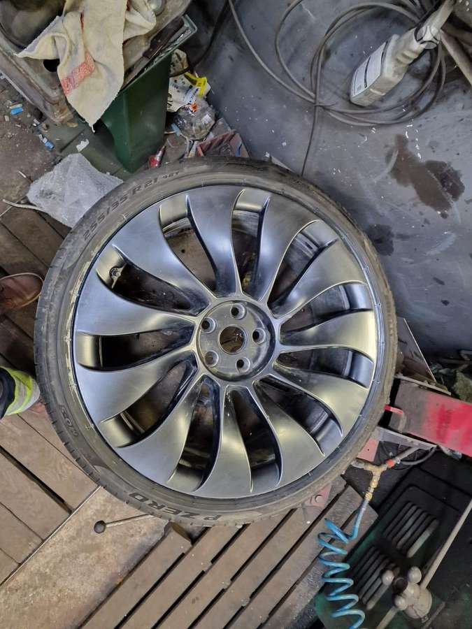 Tesla Model Y dalimis