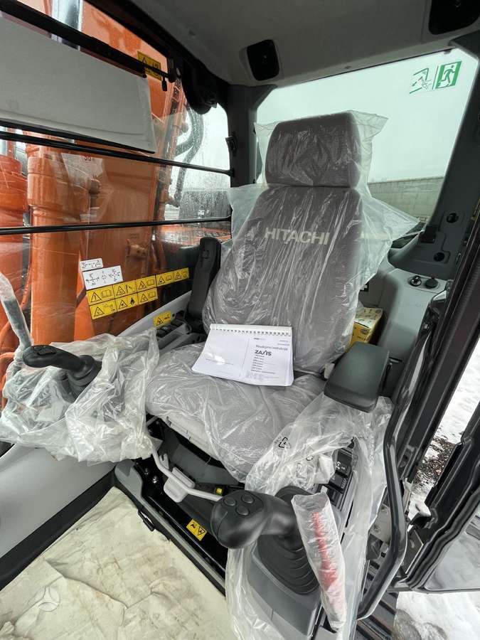 Hitachi ZX130-6, ekskavatoriai