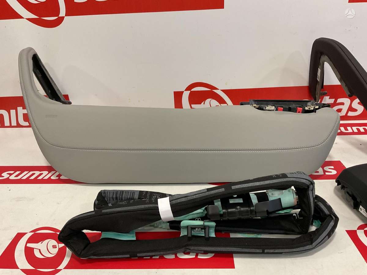 BMW i3 panelė, oro pagalvės, saugos diržai