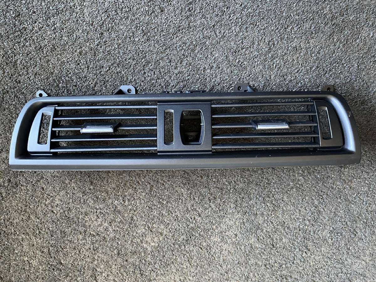 BMW 5 serija, 9166891, Bmw 5 serijos f10 f11 centrinės oro grotelės naujos dviejų t