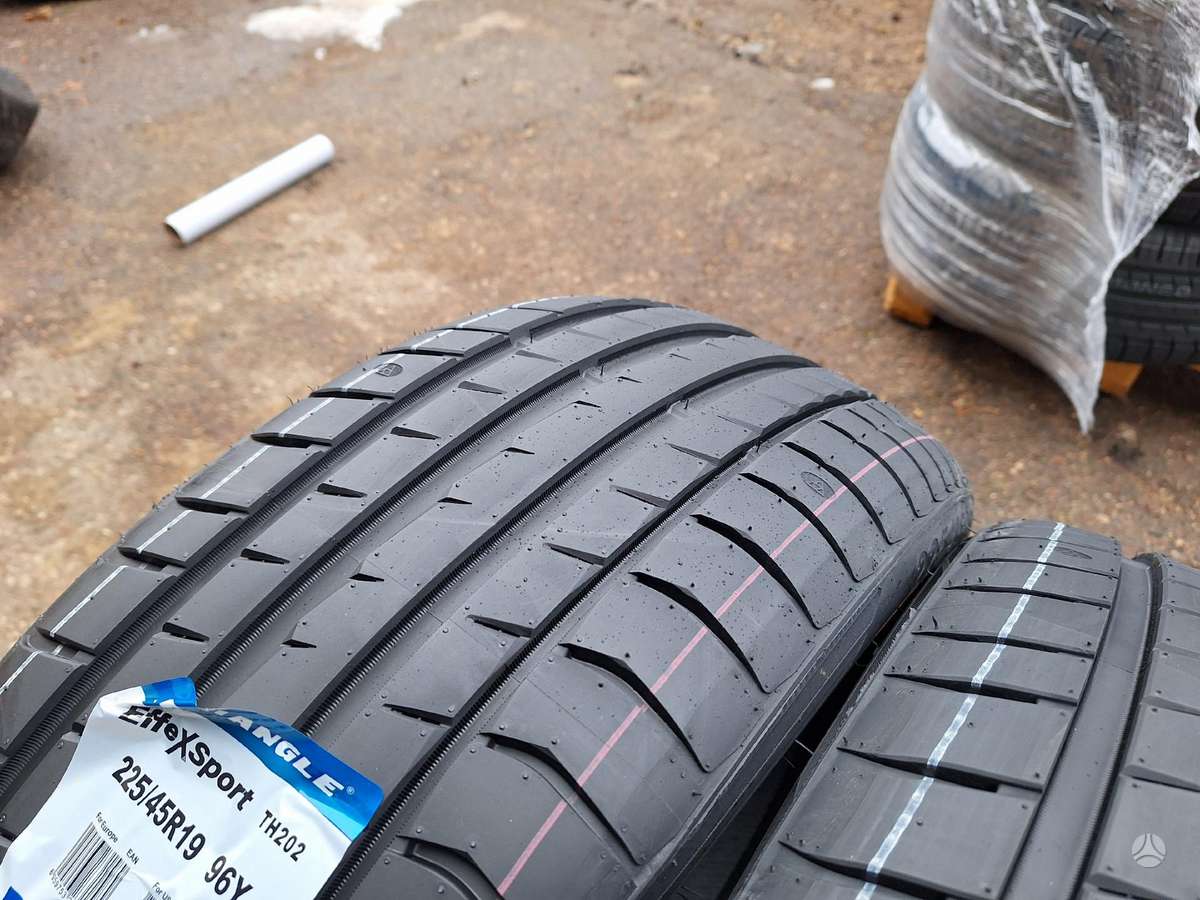 Triangle, summer 225/45 R19